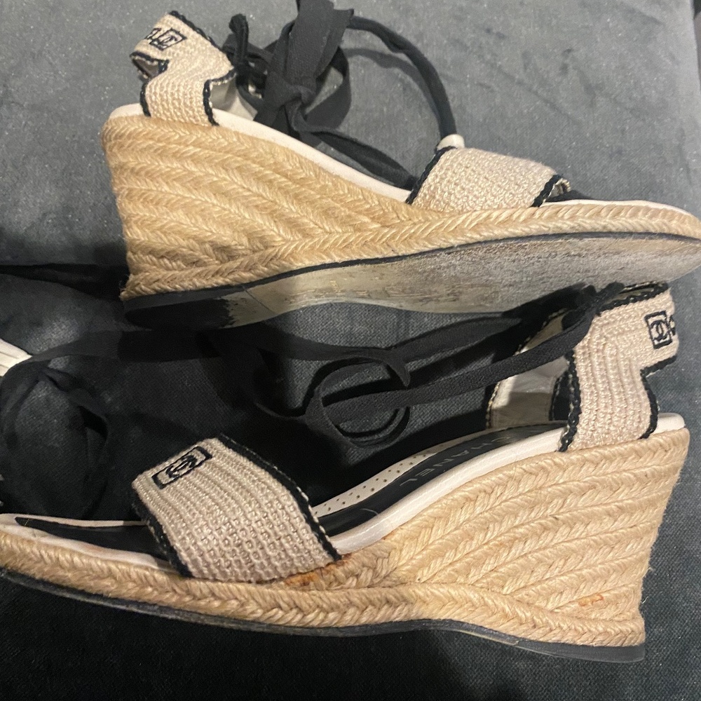 Chanel wrap around wedge size 38/8 tan with black logos woven wedge heel - Picture 6 of 7